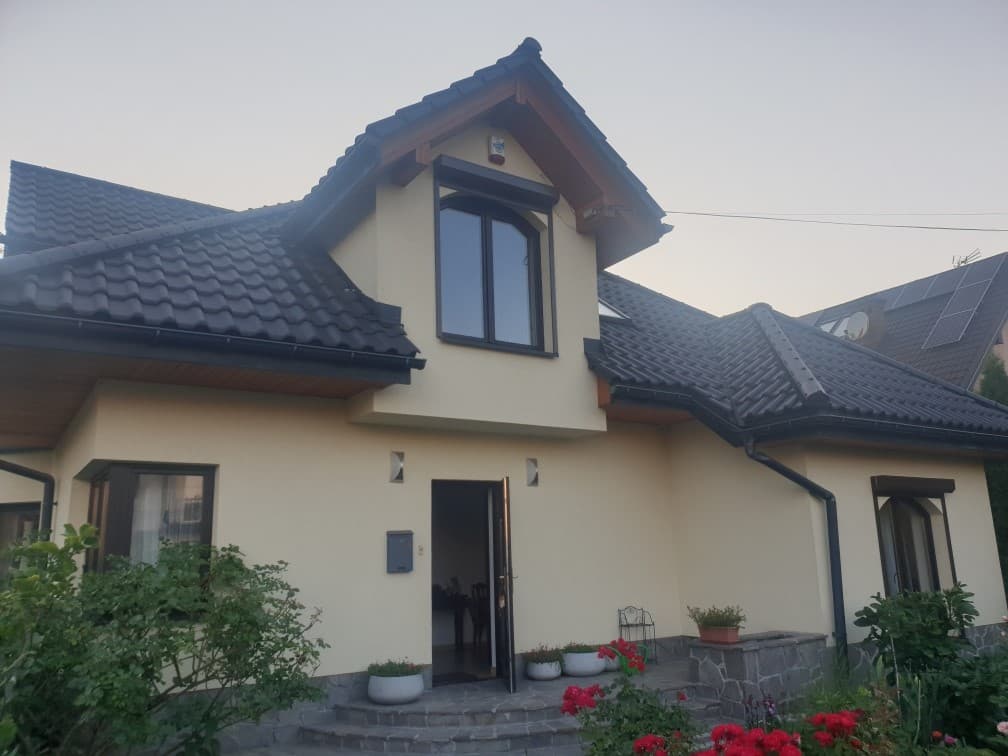 Dom przy Czwartaków 10A — siedziba biura. Parterowy budynek z ciemnym dachem, wejście od strony ogrodu.